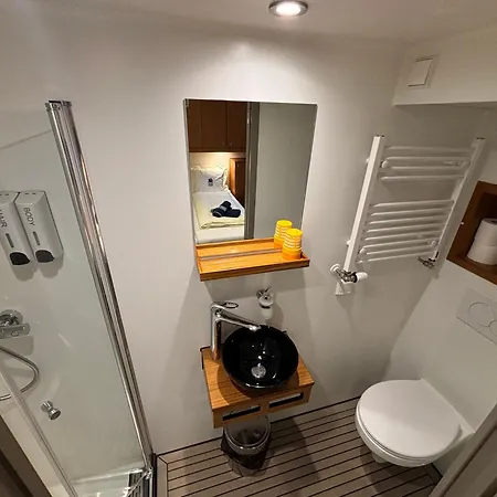 Hotelboat Iris מלון *